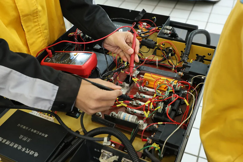 14-19岁的孩子找个工厂上班?不,学一门高薪热门技术才是明智之举!